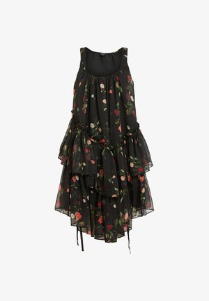 Vestido negro floral hecho de tela transparente con volantes en capas, que presenta un escote redondeado y patrones florales en rojo, rosa y verde.