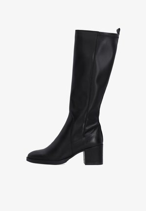 Czarne skórzane botki do kolan z kwadratowym noskiem, słupkowym obcasem i detalami szwów na cholewce. Gładka tekstura z pętelką z tyłu.