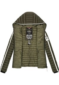 Olijfgroene gewatteerde pufferjack met capuchon, met een gequiltde textuur, witte strepen op de mouwen en een zwart label met decoratieve elementen aan de binnenkant.