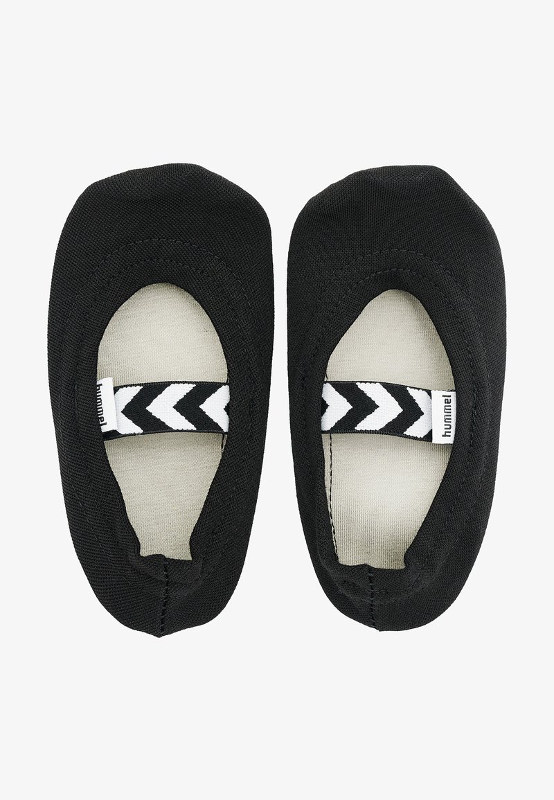 Saboți negre din pânză, cu căptușeală interioară contrastantă bej. Prezintă o bandă elastică cu un model în zigzag alb-negru.