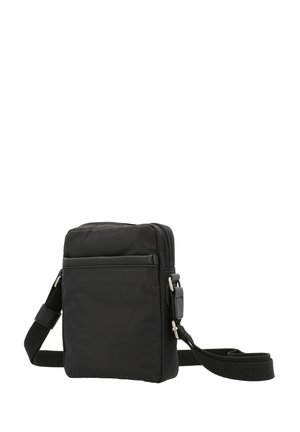 Zwarte schoudertas van nylon met ritssluiting, verstelbare schouderband, voorvak en een gladde textuur. Compacte rechthoekige vorm.
