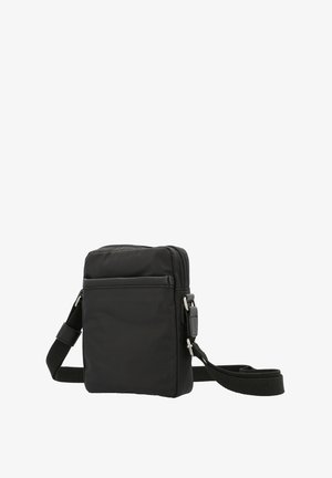 Zwarte schoudertas van nylon met ritssluiting, verstelbare schouderband, voorvak en een gladde textuur. Compacte rechthoekige vorm.