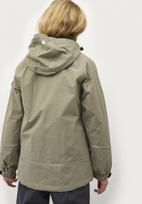 Khaki waterdichte jas met een trekkoordkap, elastische manchetten en reflecterende accenten. Gladde textuur en middellange ontwerp.