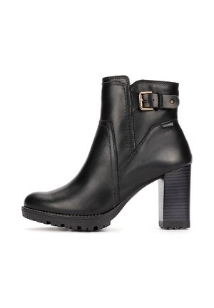 Bota negra de cuero para el tobillo con tacón grueso, correa lateral con hebilla y suela texturizada para mejor agarre.