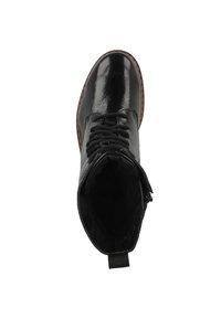Bota de cuero negra hasta el tobillo con acabado brillante, puntera redonda, cordones y cremallera interior. Suela de color tostado cosida con agarre texturizado.