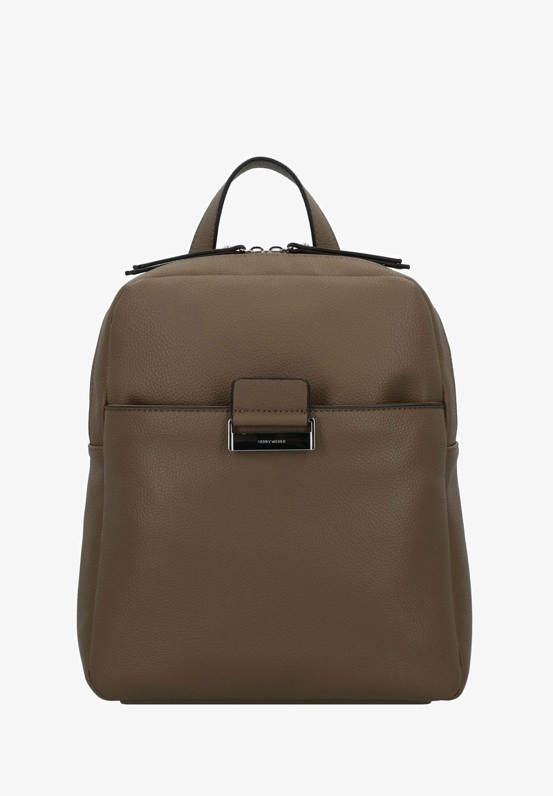 Brązowy skórzany plecak o teksturowanym wykończeniu, z górnym uchwytem, zamknięciem na zamek oraz przednią kieszenią z klapką i srebrnym akcentem metalowym.