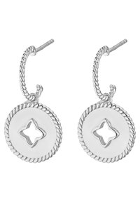 Silberne Creolen mit einem verdrehten Seil-Design, versehen mit runden Scheiben, die in der Mitte ein sternförmiges Ausschnitt haben. Glänzende Oberfläche.