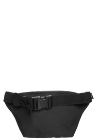 Sac banane en tissu noir de forme rectangulaire, avec une sangle ajustable et une boucle en plastique proéminente. Texture lisse sans motifs visibles.