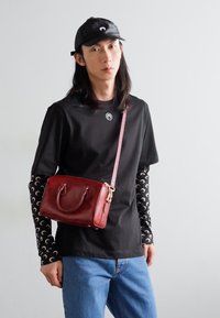 MARINE SERRE MOON AIRBRUSHED STRIKE UNISEX - Handbag - red