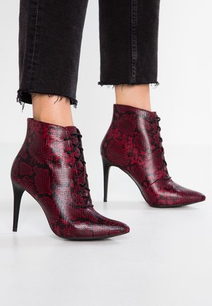 High Heel Stiefelette - red