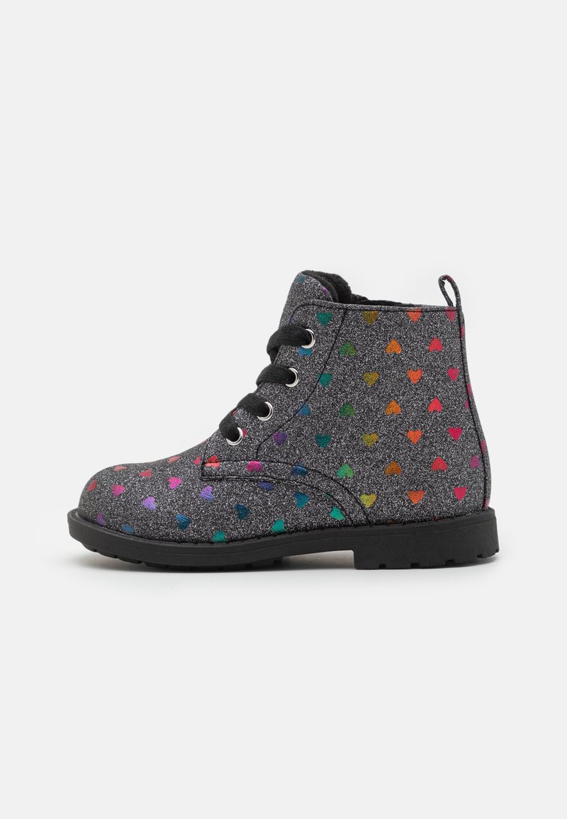 Bottine noire scintillante avec lacets noirs et motifs de cœurs multicolores, dotée d'une semelle noire solide et d'une languette à l'arrière.