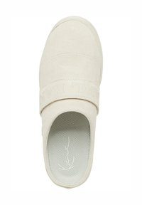 Hvit mockalær slip-on sko med en bred stropp med preget tekst, teksturert innersåle og jevn overflate, designet for komfort og enkelhet i bruk.