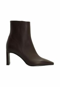 Bruine leren enkelboot met een spitse neus, slank ontwerp en hoge stiletto-hak. Heeft een minimalistische stijl en een gladde textuur.