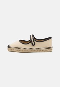Béžové plátené espadrilky s čiernym špičkovým chráničom a lemovaním, ktoré majú dvojitý popruh s prackou a vrkočovú jútovú podrážku.