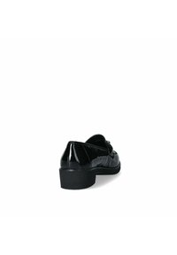 Scarpa in pelle verniciata nera con tacco basso, caratterizzata da una punta arrotondata e pieghe sottili sui lati. Design minimalista senza decorazioni visibili.