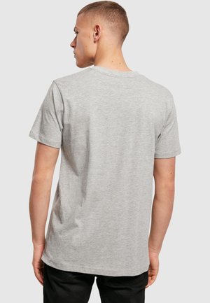 T-shirt di cotone grigia con scollo rotondo e maniche corte, caratterizzata da una texture morbida e una vestibilità regolare, vista da dietro.
