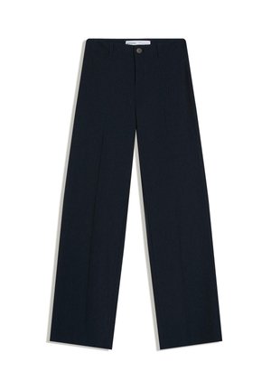 Pantaloni sartoriali blu navy scuro con chiusura a bottone e zip, gambe dritte e sottile trama a righe sottili su sfondo bianco.