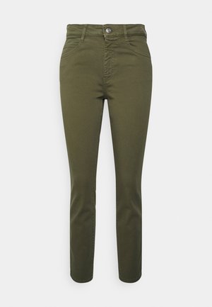 Pantalon slim couleur vert olive avec fermeture par bouton et zip, poches avant et arrière, taille mi-haute.