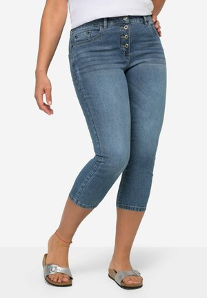 Denim capri broek in een middelblauwe wassing, met een vijfknopsluiting aan de voorkant, vijf zakken en omgeslagen zoom op kuitlengte.