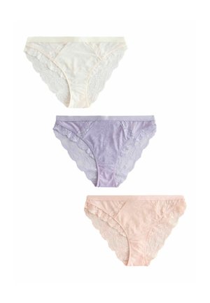 Tři dámské kalhotky s krajkovou lemovkou v krémové, levandulové a broskvové barvě, uspořádané vertikálně na bílém pozadí.