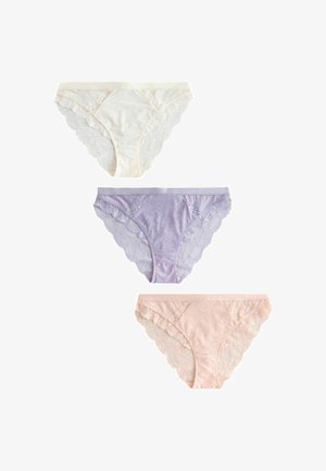 Tři dámské kalhotky s krajkovou lemovkou v krémové, levandulové a broskvové barvě, uspořádané vertikálně na bílém pozadí.