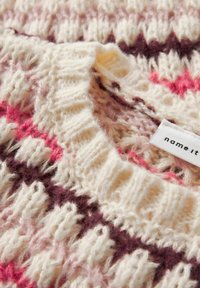Pull en tricot arborant une base crème avec des motifs rose et violet foncé, col côtelé, et une étiquette portant la mention "name it". Tissu texturé et chaud.