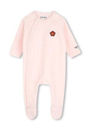 Body bébé à manches longues rose pâle doux avec des boutons-pression à l’avant, une petite fleur rouge brodée sur la poitrine et un texte de marque sur la manche.