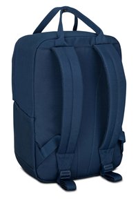 Zaino blu navy con spallacci imbottiti, superficie strutturata e forma rettangolare. Dotato di una tasca frontale e clip laterali regolabili.