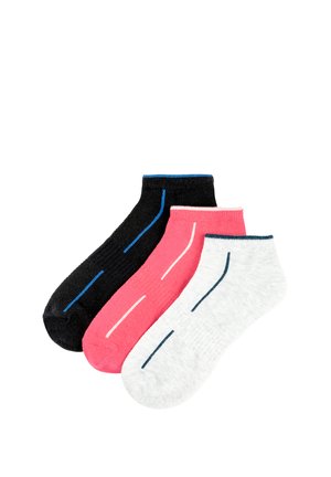 Tres pares de calcetines tobilleros en negro, rosa y blanco, cada uno con una franja vertical de contraste en el centro.