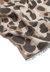 Miękki szalik z tkaniny z wzorem lamparcim w odcieniach brązu i czerni, z frędzlami na krawędziach dla dodatkowej faktury i detalu.