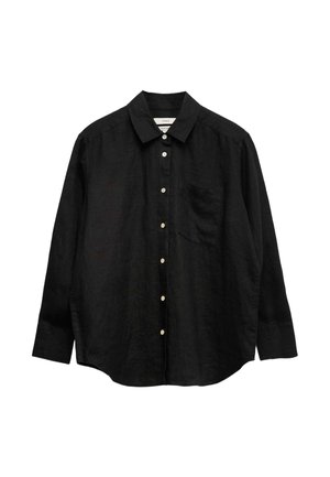 Schwarzes langärmeliges Hemd mit Knopfleiste, Kragen und einer Brusttasche, aus einfarbigem Stoff, auf weißem Hintergrund präsentiert.