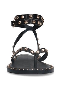 Zwarte leren sandalen met studaccenten, een enkelband en een platte zool met een T-band ontwerp. Soepele textuur en minimalistische stijl.