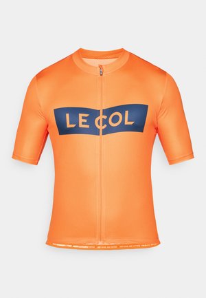 Maillot de cyclisme à manches courtes en orange vif avec des accents bleu marine et un logo, fermeture éclair sur toute la longueur à l'avant, texture lisse et ourlet inférieur élastiqué.