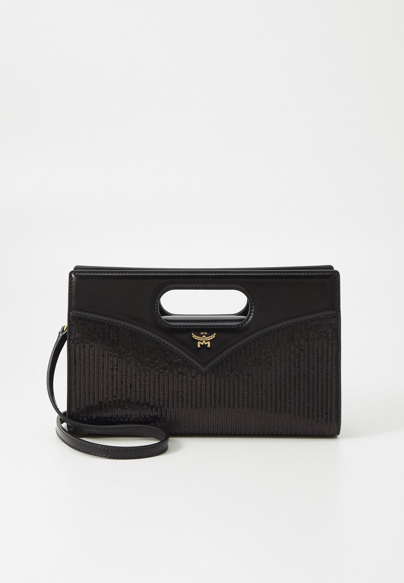 Sort handbag med en struktureret form, der har et topgreb, glat læderudvendig og tekstureret stof med stribede mønstre. Guldhardware som accent.