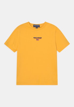 Gul t-shirt med korte ærmer med teksten "Polo Sport Ralph Lauren" og et lille amerikansk flaglogo centreret på brystet.