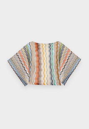 Kolorowa bluzka w paski w zygzak, z krótkimi, szerokimi rękawami i okrągłym dekoltem, ułożona płasko na białym tle.