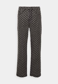 Mustat farkut valkoisilla pilkuilla, suora lahkeensuu, viisi taskua ja vetoketjullinen etuläppä.