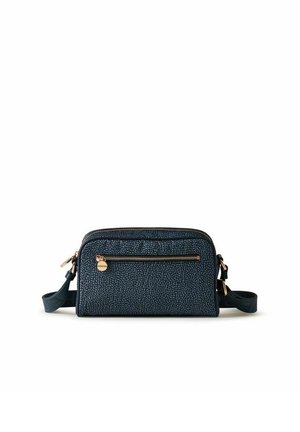 Piccola borsa a tracolla blu scuro con texture, cerniera dorata e tracolla regolabile su sfondo bianco.