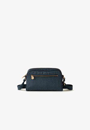 Piccola borsa a tracolla blu scuro con texture, cerniera dorata e tracolla regolabile su sfondo bianco.
