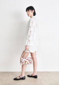 COACH CHERRY TABBY SHOULDER BAG - Håndtasker - chalk multi