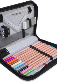 Piórnik z szarym wnętrzem, czarnym zamkiem, zawierający 12 kolorowych ołówków w różnych kolorach, temperówkę, gumkę i trójkątną linijkę.