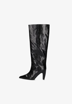 Zwarte leren kniehoogte laars met krokodillenstructuur, spitse neus en mid-height blockhak.