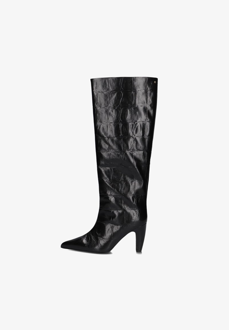 Zwarte leren kniehoogte laars met krokodillenstructuur, spitse neus en mid-height blockhak.