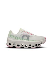 Witte en pastelgroene sportschoen met een dikke tussenzool, hexagonale uitsparingen en roze accenten; voorzien van een lichtgewicht mesh bovenwerk met branding.