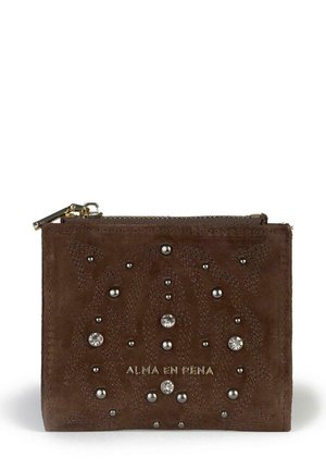 Cartera de ante marrón con patrón en relieve, tachuelas plateadas y cristales de imitación. Logo dorado "ALMA EN PEÑA" en la parte frontal, cierre de cremallera en la parte superior.