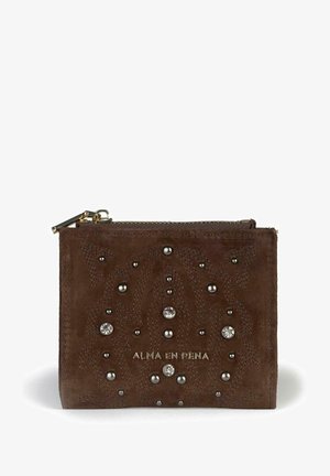 Cartera de ante marrón con patrón en relieve, tachuelas plateadas y cristales de imitación. Logo dorado "ALMA EN PEÑA" en la parte frontal, cierre de cremallera en la parte superior.