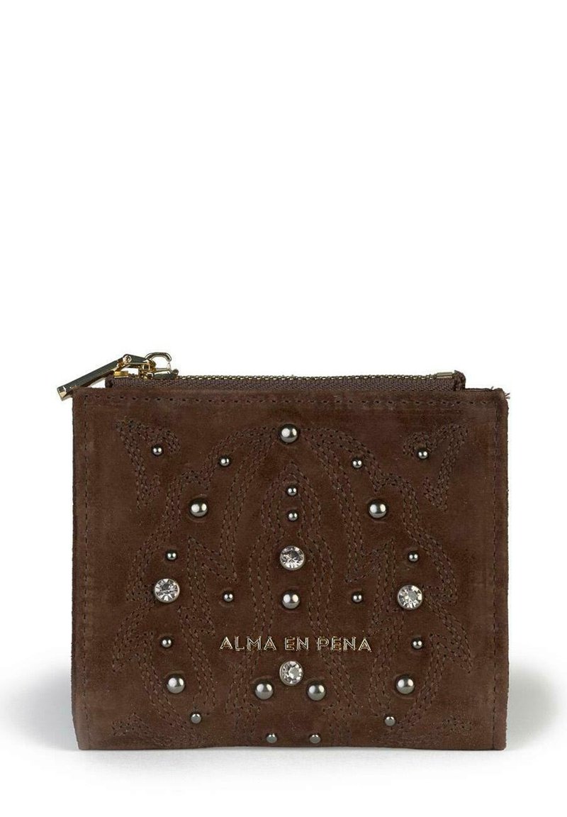 Brązowy zamszowy portfel z tłoczonym wzorem, srebrnymi ćwiekami i cyrkoniami. Złoty logo "ALMA EN PEÑA" z przodu, zamek błyskawiczny na górze.