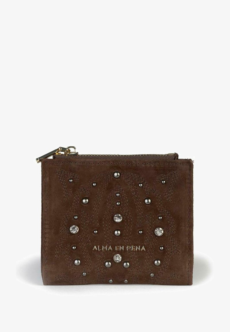 Brązowy zamszowy portfel z tłoczonym wzorem, srebrnymi ćwiekami i cyrkoniami. Złoty logo "ALMA EN PEÑA" z przodu, zamek błyskawiczny na górze.