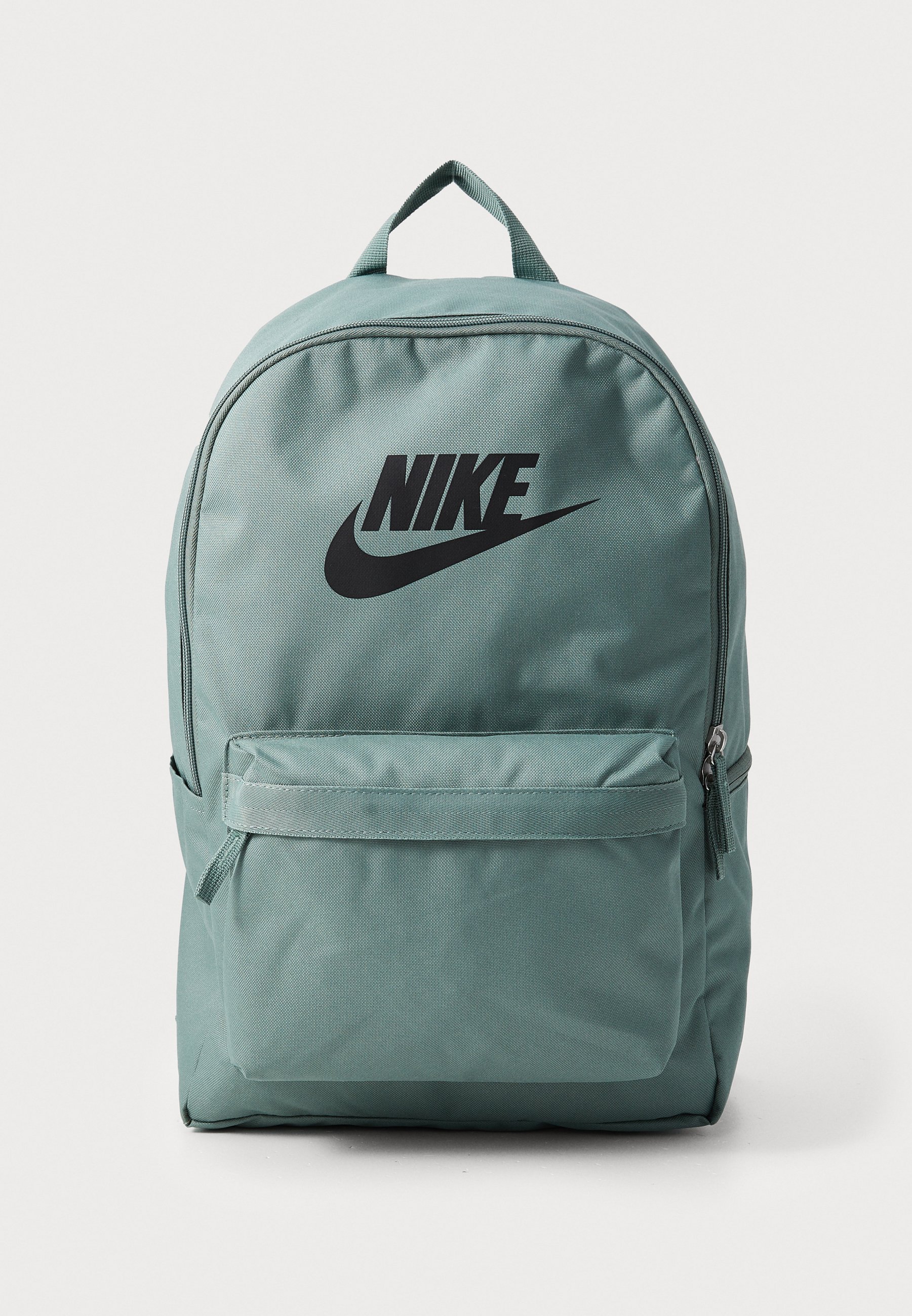 nike backpack grey green Heritage (25L) Featuring a spacious 20L main compartment with an internal sleeve that fits up to a 15 Nike Sportswear HERITAGE UNISEX -