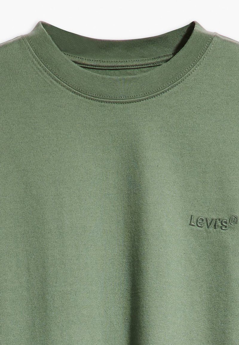 Grünes Baumwoll-T-Shirt mit Rundhalsausschnitt, das eine strukturierte Oberfläche und ein gesticktes "Levi's"-Logo auf der Vorderseite aufweist. Schlichtes Design.